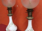 deux lampes posées sur une table rouge
