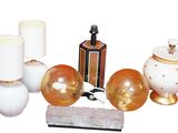 un grand nombre d'objets posés sur une table