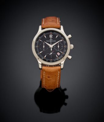 une montre noire et marron posée sur une surface noire
