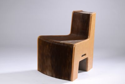 une chaise en bois posée sur une surface blanche