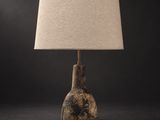 une lampe posée sur une table
