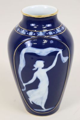 un vase bleu avec l'image d'une femme dessus