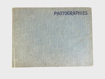 un vieux livre posé sur une table à fond blanc