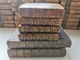 plusieurs vieux livres empilés sur une table