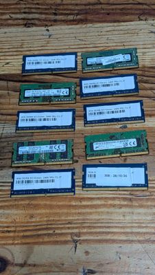 Plusieurs modules de mémoire sont posés sur une table en bois