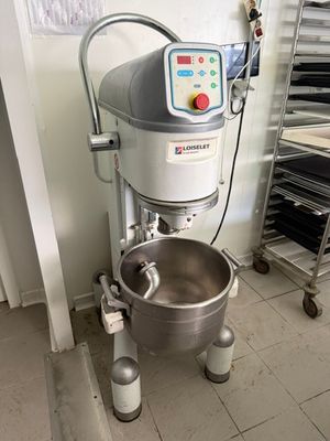 un appareil qui se trouve dans une cuisine, avec un saladier posé dessus