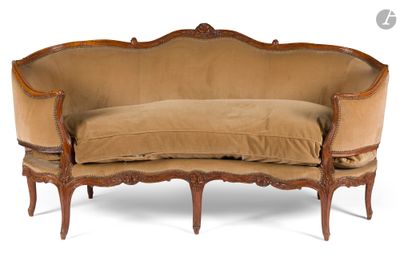 un canapé sur lequel est posé un coussin