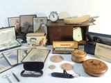 plusieurs objets posés ensemble sur une table