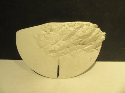 un objet blanc posé sur une table