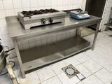une cuisinière avec deux feux sur le dessus, dans une cuisine