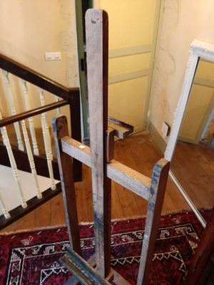 une photo d'un escalier muni d'une rampe en bois