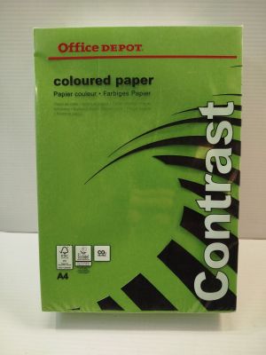 une boîte de papier de couleur « Office Depot » posée sur une table