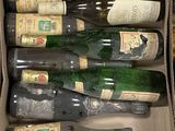 plusieurs bouteilles de vin dans une caisse sur la table