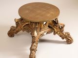 une petite table en bois avec un plateau en bois posé sur un plan de travail blanc