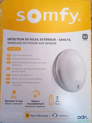 La boîte du capteur extérieur sans fil Sonfy est ouverte sur la table.