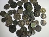 une pile de vieilles pièces de monnaie sur une surface blanche