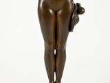 statue en bronze représentant une femme tenant sa tête entre ses mains