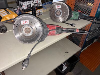 quelques disques de frein posés sur une table dans un garage