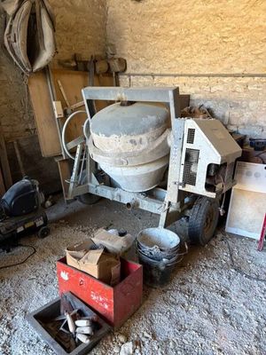 une bétonnière posée au milieu d'une pièce