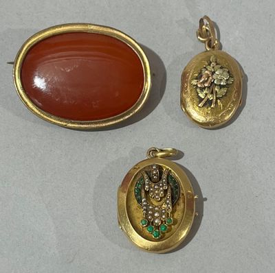 trois bijoux posés sur une table l'un à côté de l'autre