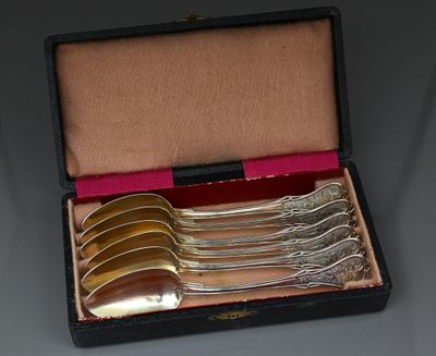 quatre cuillères dans une boîte noire doublée de rose