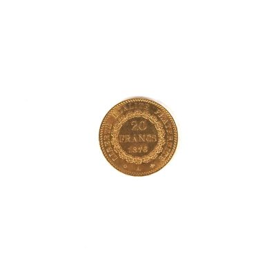 gros plan d'une pièce d'or sur une surface blanche
