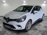 la voiture blanche est garée dans le garage sur le sol en damier