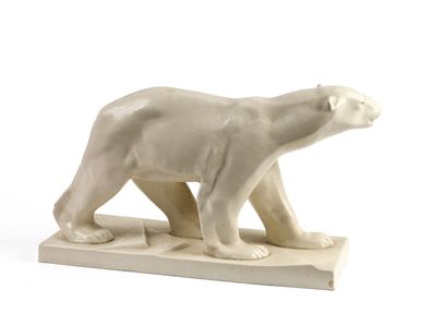 statue d'un ours polaire blanc sur fond blanc