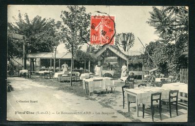 une vieille photo d'un restaurant avec des tables et des chaises