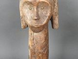 un gros plan sur la tête d'une femme sculptée, posée sur un socle