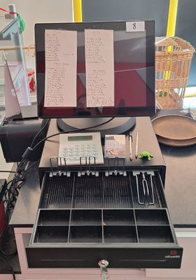 un ordinateur portable posé sur un bureau recouvert de papiers