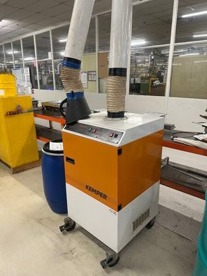 une machine placée au milieu d'une pièce