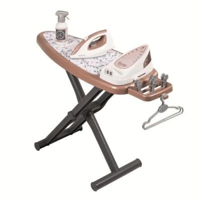 une table à repasser sur laquelle se trouve une paire de chaussures