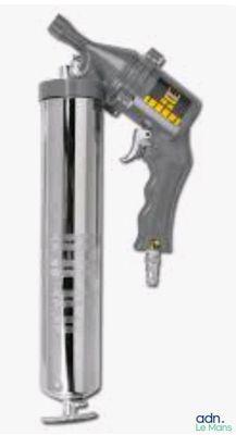 un gros plan d'un pistolet de peinture métallique sur fond blanc