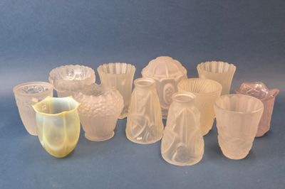 Suite de 12 tulipes en verre pressé moulé ou satiné de diffé…