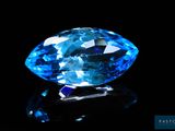 gros plan d'un diamant bleu sur une surface noire