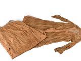 un morceau de tissu marron sur une surface blanche