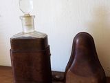 une bouteille et un étui en cuir posés sur une table