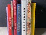 plusieurs livres sont empilés sur une table
