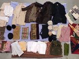 beaucoup de vêtements et d'accessoires étalés par terre