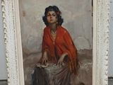 une peinture à l'huile représentant une femme vêtue d'un châle rouge, assise sur une table