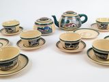 beaucoup de tasses et de soucoupes sur la table