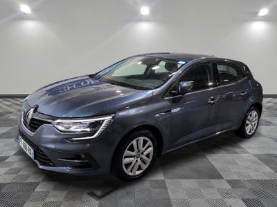 une voiture grise est garée sur le sol à carreaux d'un garage