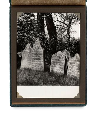 photographie en noir et blanc de vieilles pierres tombales dans un cimetière