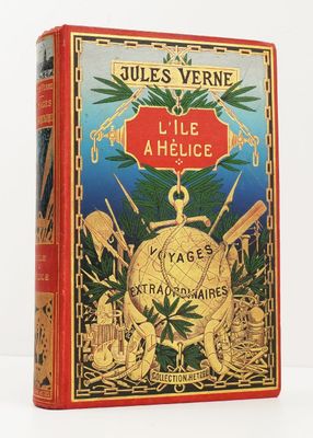 un vieux livre posé sur une table à côté d'un fond blanc