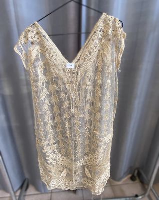 Tunique en fil de soie (?), petits éléments en strass (petit…