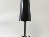 lampe de table noire avec un abat-jour noir sur fond blanc