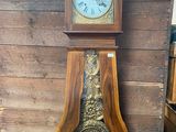 une horloge de parquet exposée dans un magasin