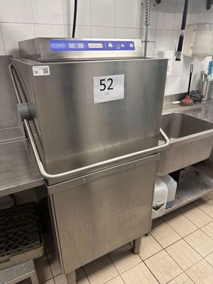 un évier en inox dans une cuisine dotée d'un grand plan de travail