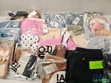 un tas de vêtements et d'autres objets posés sur une table